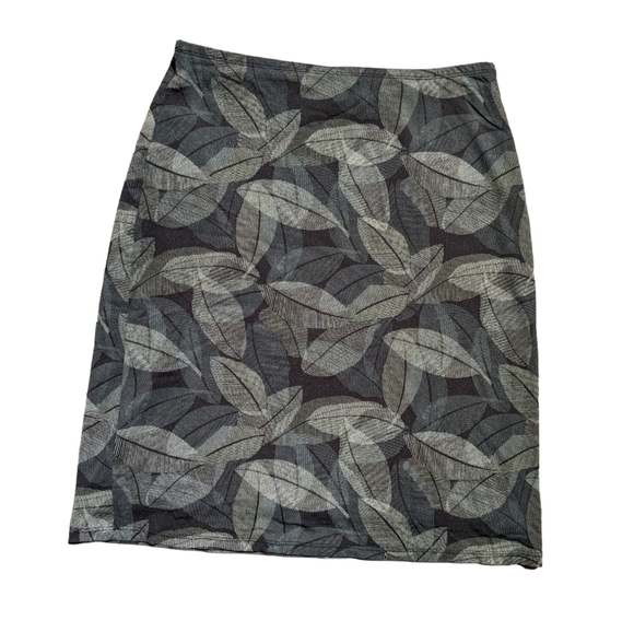 New York & Company Women's Sheer Green Floral Skirt Over Black Slip Size… - Picture 8 of 9